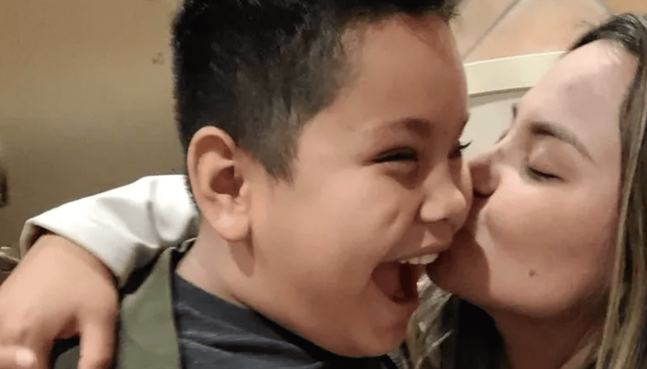 Niño hispano muere luego de que se incendiara el árbol de Navidad en su casa