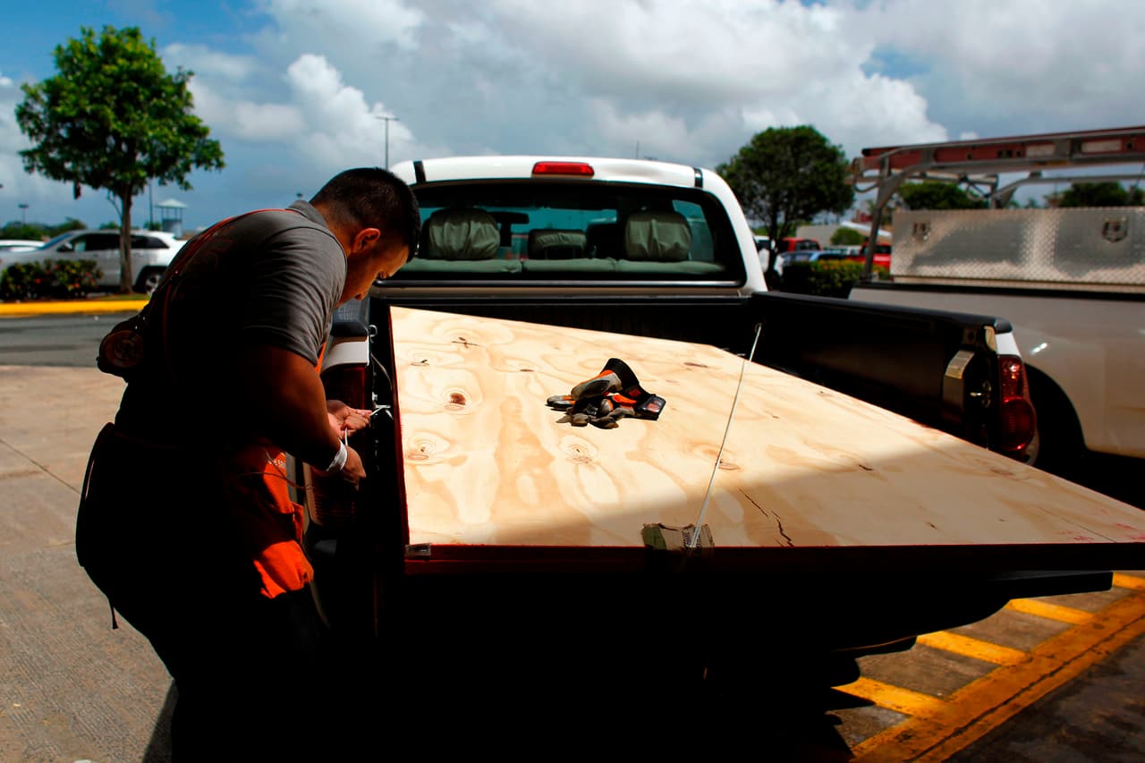 Desde el viernes de la semana pasada los puertorriqueños salieron a abastecerse con artículos de primera necesidad para el paso del huracán Irma, que este miércoles se acercará a la isla con vientos de 185 mph.