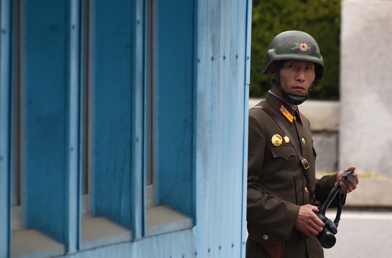 Un soldado norcoreano ve pasar al vicepresidente Mike Pence al lado sur de la frontera, un área altamente vigilada en ambos lados y que representa la prueba más clara de la histórica enemistad entre los dos países.