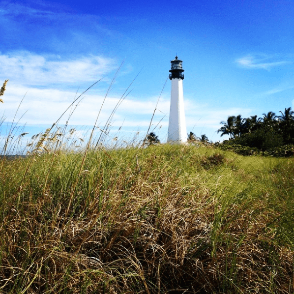 Una de las cosas que más disfruta el artista puertorriqueño es escribir. En su Instagram revela que le encanta escribir en donde está el histórico faro en Key Biscayne.