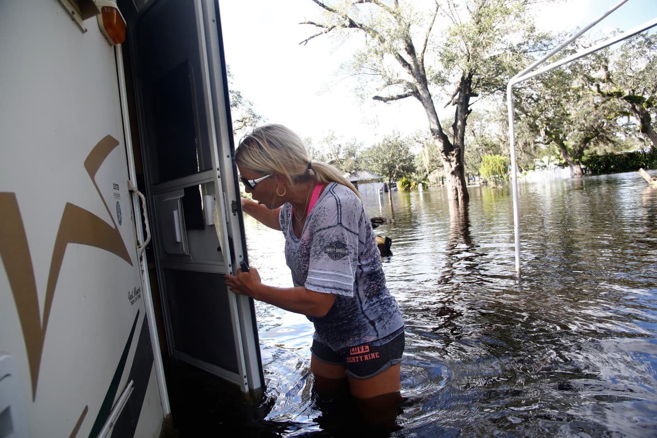 ARCADIA, FLORIDA. Shelly Hughes llega a su vehículo de camping para encontrarlo completamente inundado. Esta es la primera mirada en el interior de su vehículo inundado en el campamento este 12 de septiembre de 2017 en Arcadia, una hora por carretera al norte de Fort Myers.