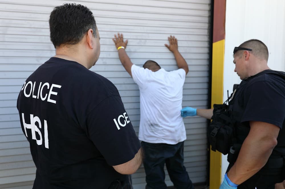 Cómo fue el 'modus operandi' de la redada de ICE en una fábrica en el norte de Texas