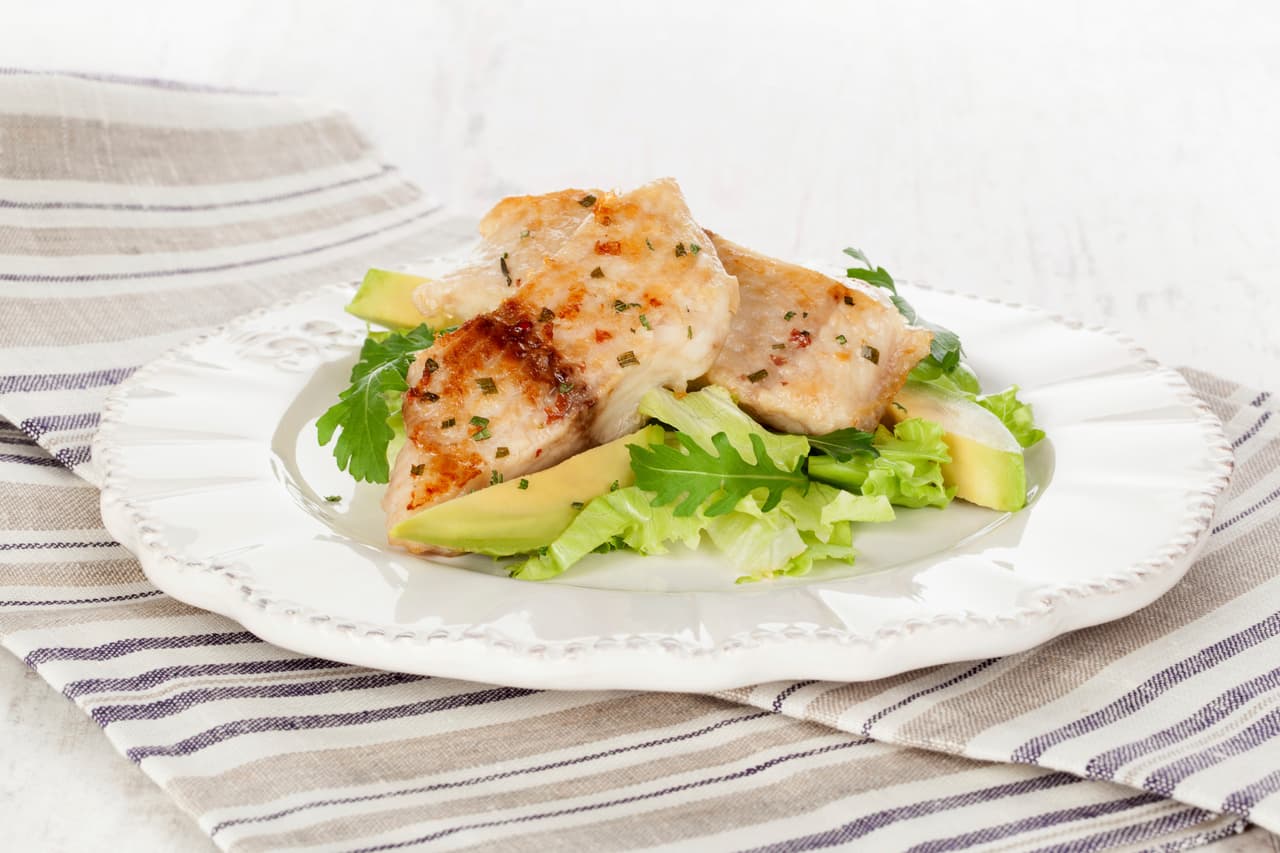 Para la salsa pon en una olla la harina, agrega la leche revolviendo para que no se formen grumos. Cuando este disuelta la harina, agrega aceite, sal, pimienta y nuez moscada a gusto. Ahora solo vierte la salsa blanca sobre el pescado y las verduras preparadas en la asadera. Dale el toque final espolvoreando queso rallado y lleva al horno hasta que quede bien gratinada.