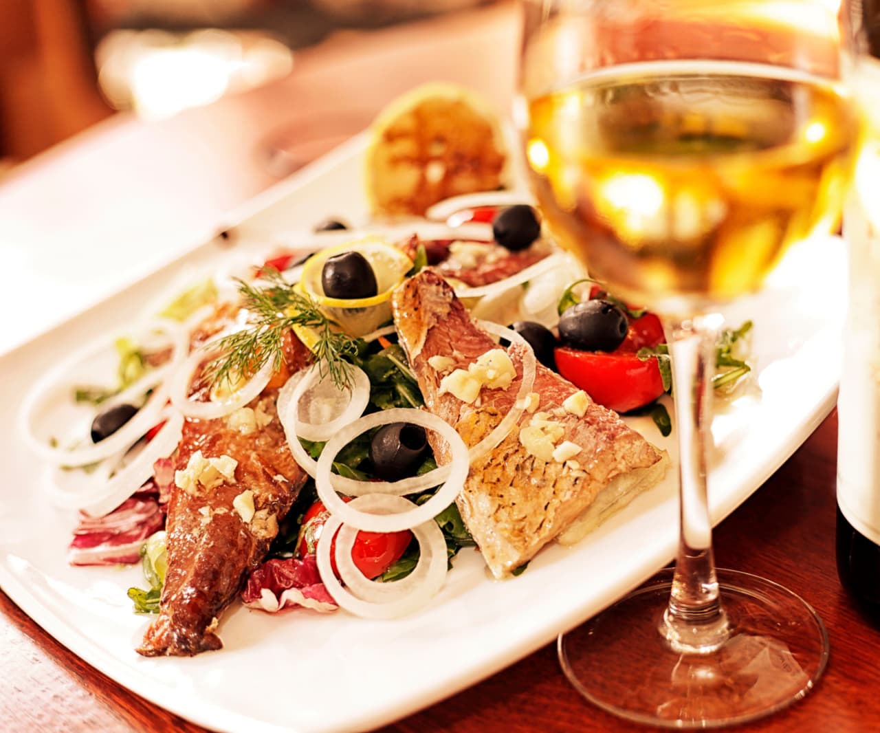 Mueve el platillo para que la salsa se ligue y evitar que se pegue al fondo de la cazuela. Por último añade las papas cocidas y sirve en la misma cazuela. ¡Delicioso!