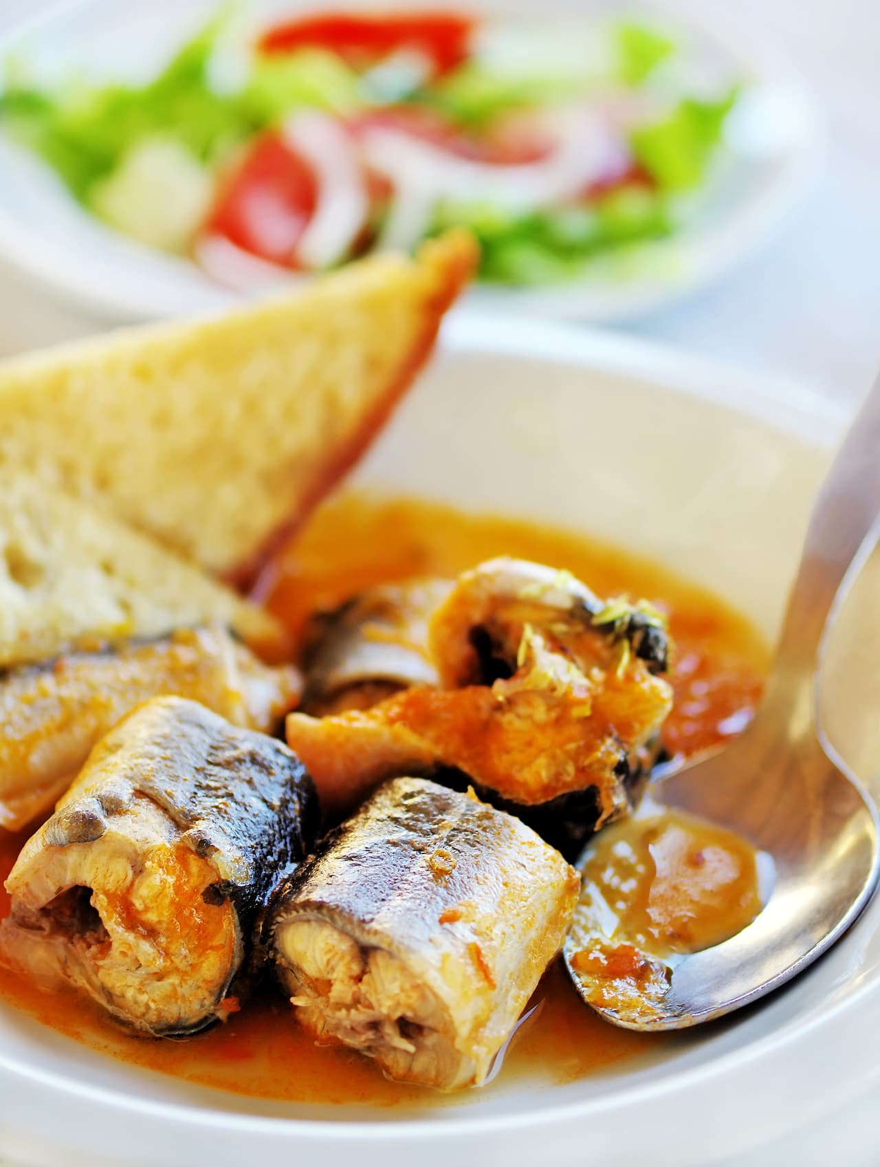 Pescados al licor. Este es un platillo con el que sacaras un diez en la cocina, se trata de que lleves un poco de licor a la mesa. Puedes preparar un pescado a la sidra, pero si gustas puedes cambiar la bebida por vino o cerveza. Calienta el aceite en una cazuela de barro y añade la cebolla picada, ajo picado y el ají. Ahora lleva a fuego lento hasta que la cebolla esté transparente, incorpora el perejil y hasta que todo se dore.