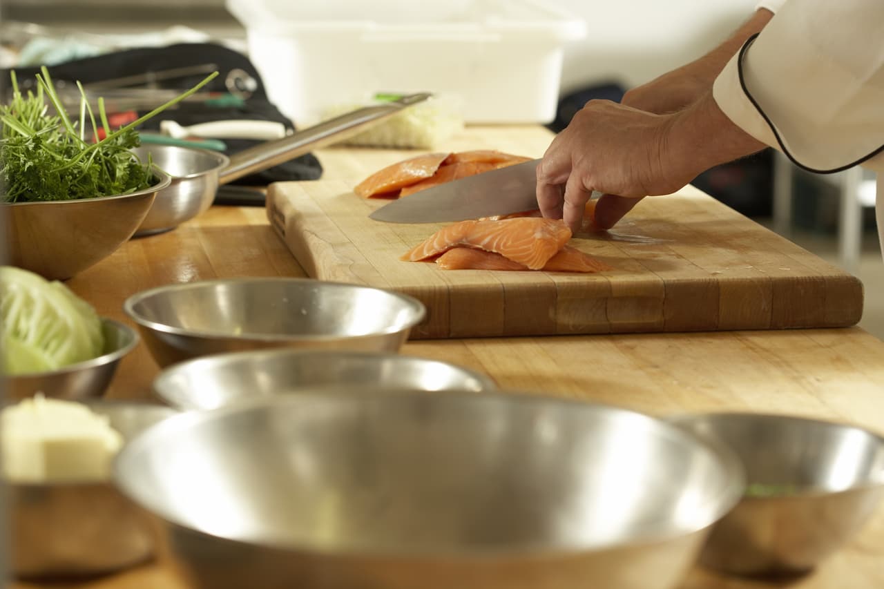 Luego lava las rodajas de merluza, seca y enharina únicamente de un lado. En un sartén colócalas con la parte enharinada para abajo, para evitar que se deshaga. Y ahora sumerge las rodajas con la sidra, espolvorea con el azafrán y deja cocer a fuego lento unos 10 minutos.