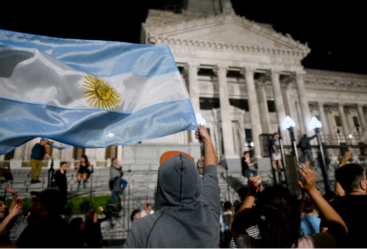 Argentina, entre el "decretazo" y cacerolazos: el agitado arranque del gobierno del libertario Milei