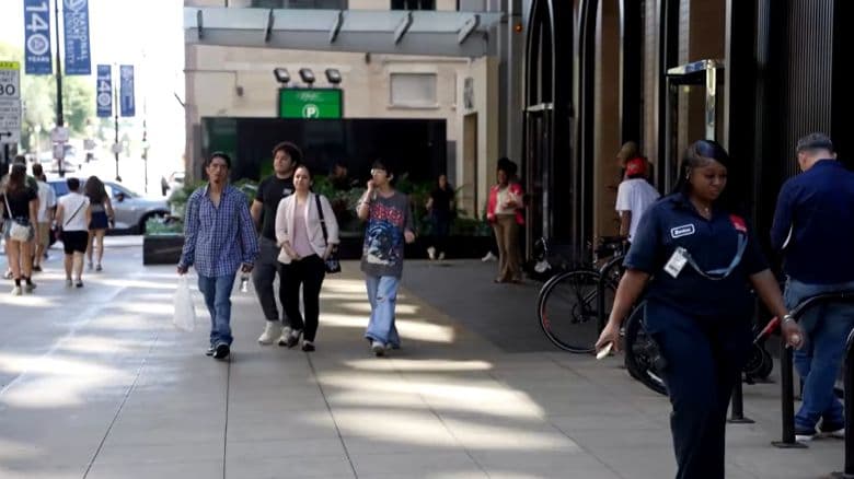 Crisis en el piso 15: El riesgo de ir sin abogado a la Corte de Inmigración de Chicago