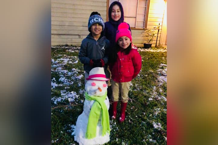 Muchos aprovecharon el raro evento para tomarse fotos, jugar con la nieve y construir el tradicional muñeco navideño.