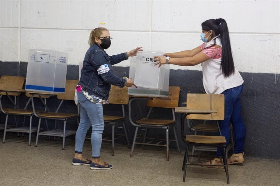 Los tres partidos son el Nacional, actualmente en el poder, Libertad y Refundación, conocido como 'Libre' y el Partido Liberal.