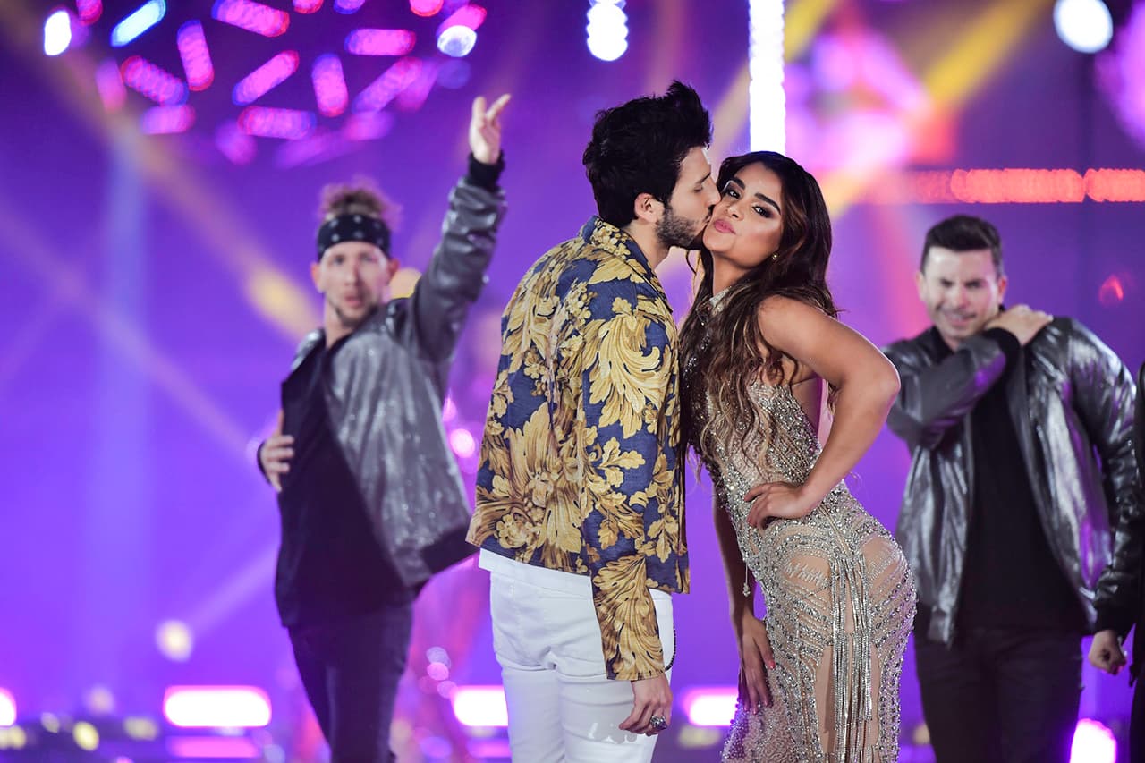 Y besó a Clarissa en... la mejilla.