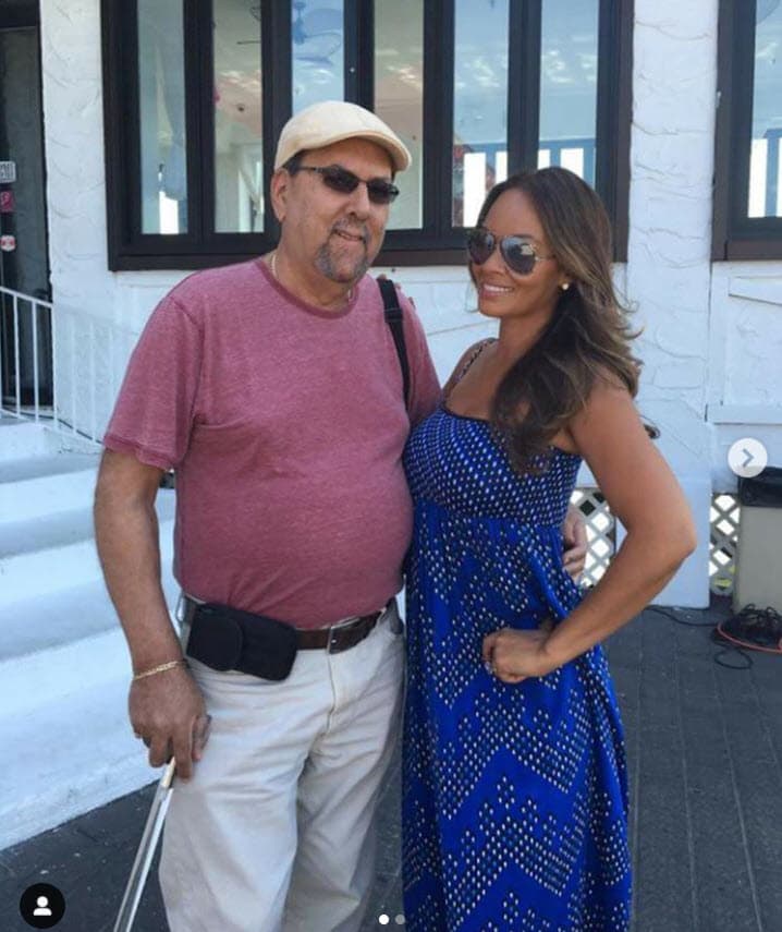 "El lunes 6 de abril
<b>perdí a mi padrastro Larry por covid-19</b>. Larry, mientras estás sentado en el cielo disfrutando de la compañía de Dios, te agradezco por los grandes recuerdos y gracias por ser el mejor padrastro que una niña pudo pedir. Feliz cumpleaños en el paraíso", escribió en Instagram junto
<b><a href="https://www.instagram.com/p/B-_DKIojWds/" target="_blank">a esta foto</a></b> el 14 de abril.
<br>