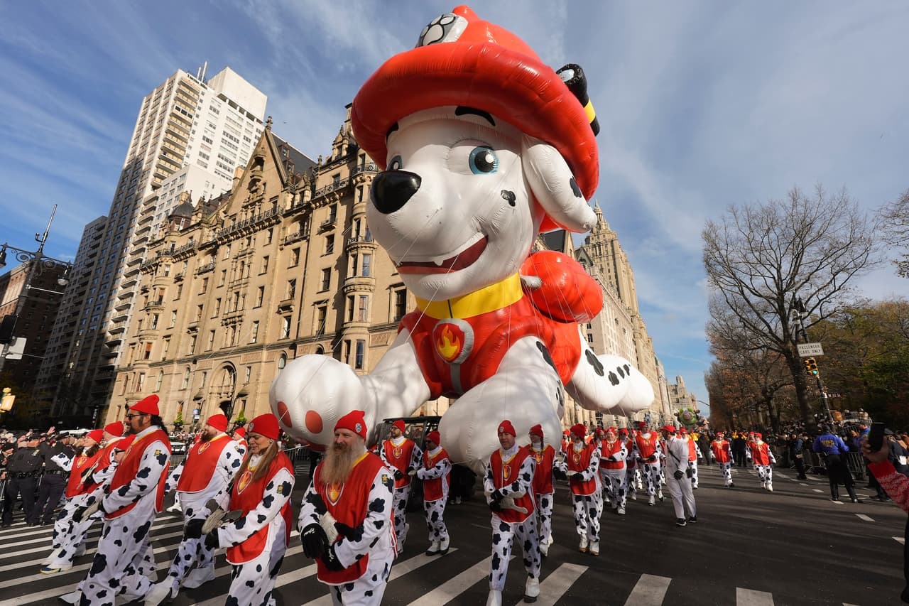 Marcas como Lego, Lindt y Holland America Line sumaron carrozas temáticas completamente nuevas, ampliando la diversidad visual del recorrido.