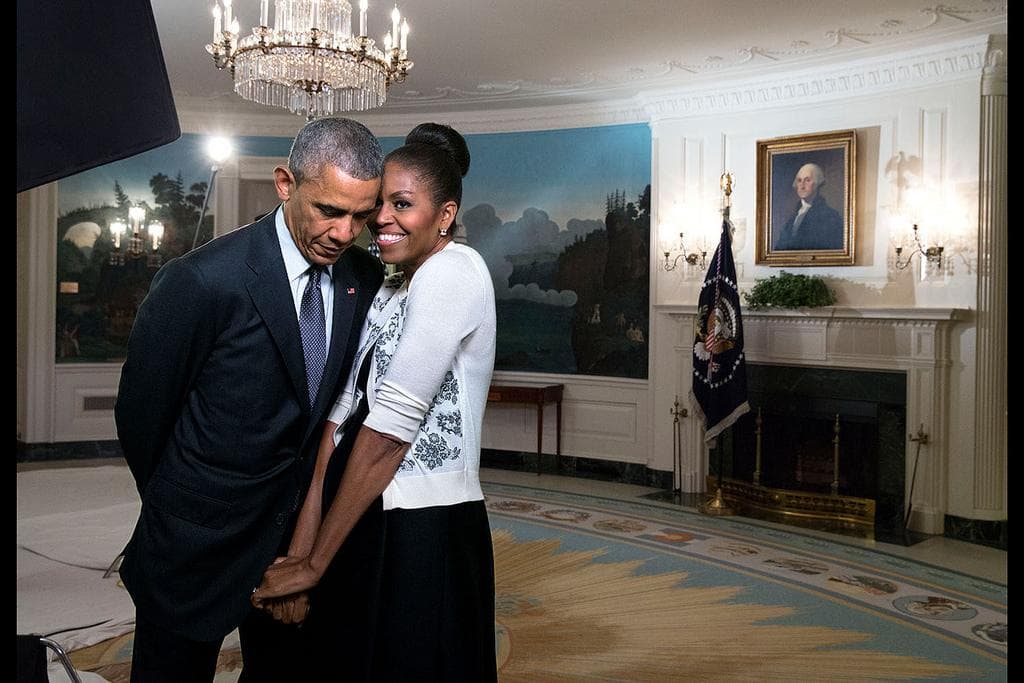 Barack Obama felicitó a Michelle con esta linda foto por su 23 aniversario de matrimonio. Además acompañó la imagen con este mensaje: "Veintitrés años y seguimos fuertes. Que sean muchos más. #HappyAnniversary”.