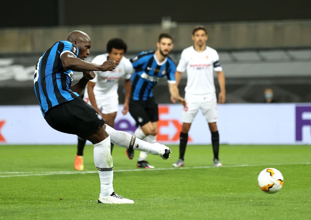 El árbitro decidió marcar la pena máxima favorable para el conjunto Italiano.