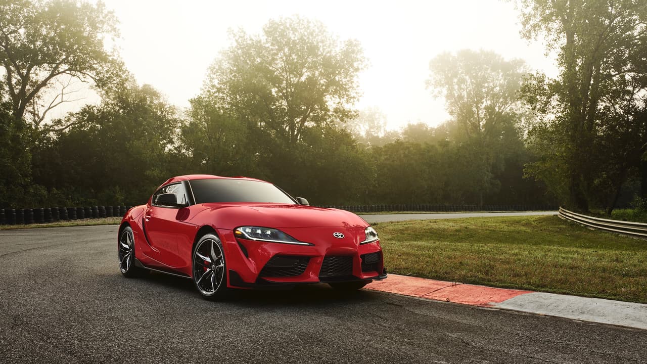 ¡La larga espera terminó! Toyota finalmente mostró en el Auto Show de Detroit 2019 su nuevo
<b>Supra 2020</b>. Este nuevo coupé toma el nombre del histórico deportivo japonés retirado del mercado hace 20 años, haciendo suya la leyenda pero también las expectativas ligadas a su trayectoria.