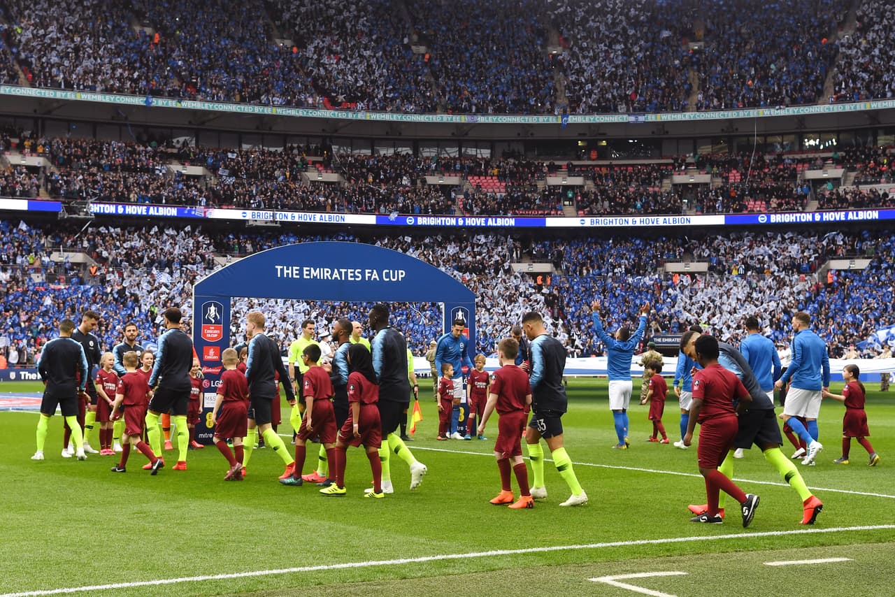 Así estaba el ambiente en Wembley cuando los equipos saltaron al terreno de juego a buscar el tiquete a la gran final.