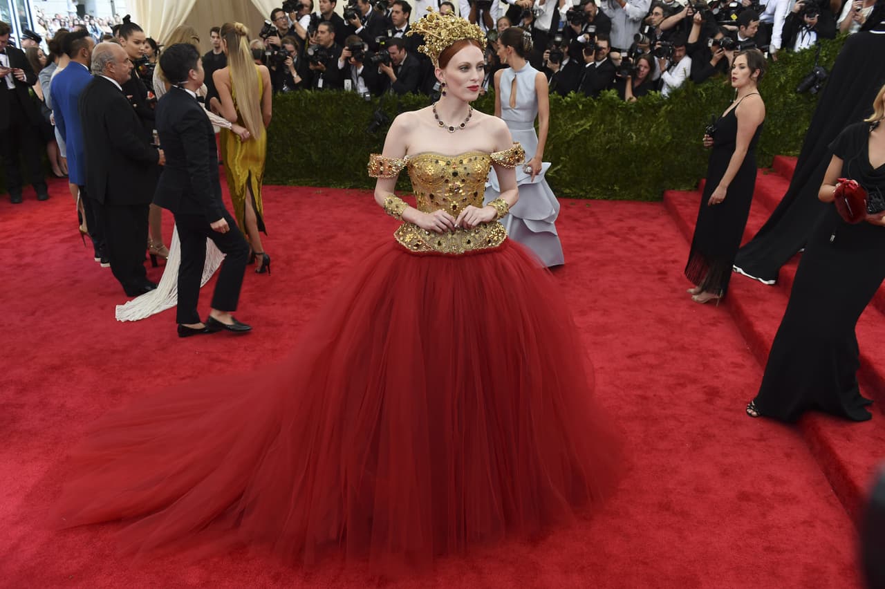 Los Oscar de la moda, así se ha conocido a esta gran gala que hace que el Museo Metropolitano de Nueva York se convierta en un verdadero palacio. Anualmente este evento acoge a celebridades y gente de la moda para darle vida a un exposición que hace que la moda se adueñe de las serísimas paredes del museo. Con un tema diferente, los asistentes dan rienda suelta a sus deseos de lucir como verdaderas princesas. Estas fue la inolvidable apuesta de Karen Elson, con su vestido Dolce & Gabanna en la gala del año pasado.