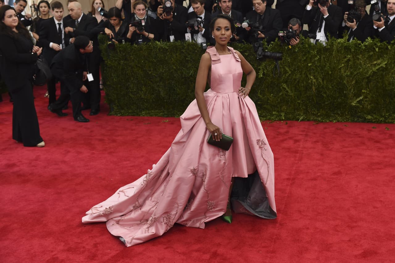 Kerry Washington parecía una princesa escapada de un cuento de Disney con su vestido de seda rosada de Prada en la gala de 2015.