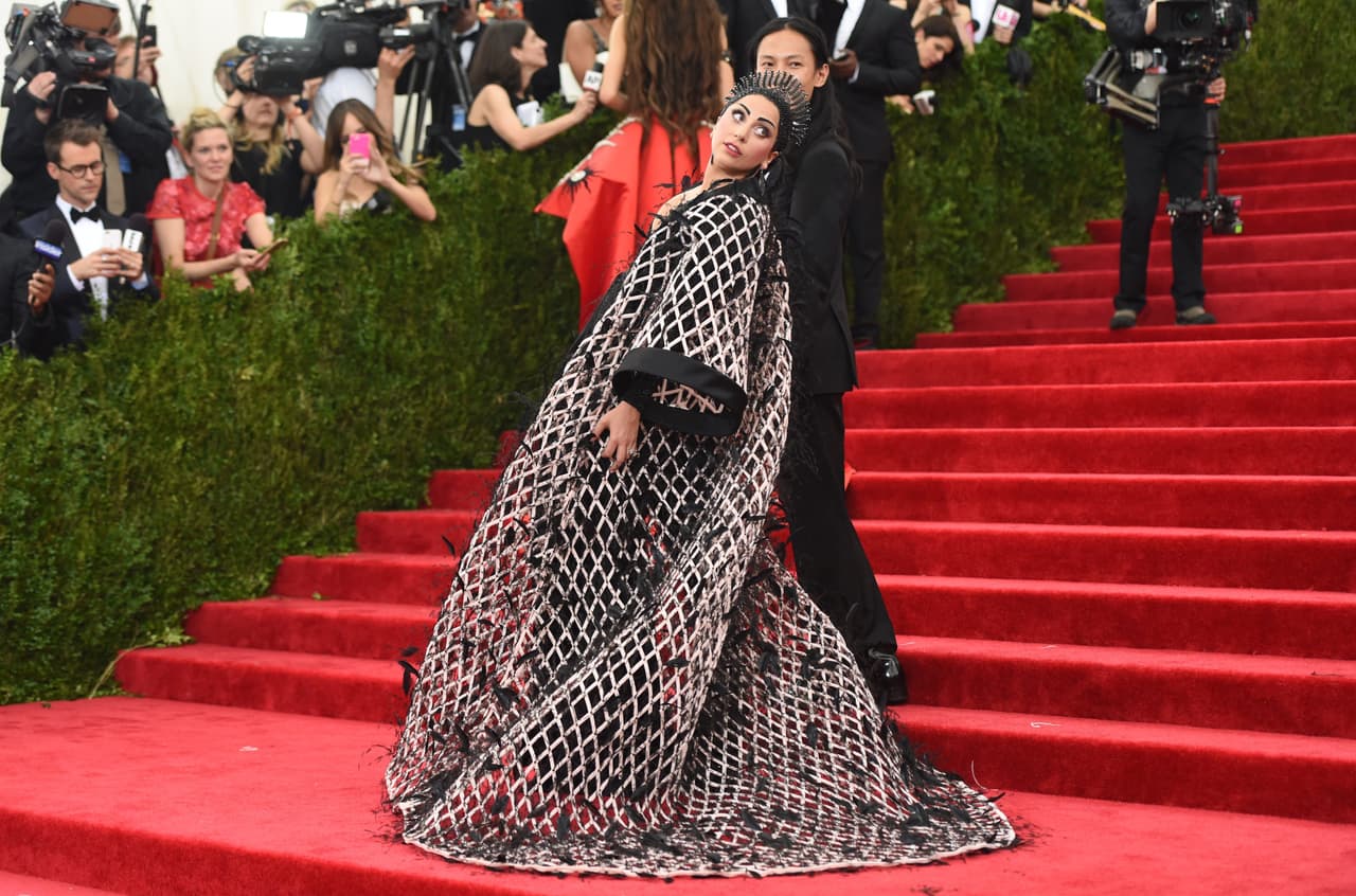 Como si fuera una verdadera emperadora de la dinastía China, apareció Lady Gaga con un enorme kimono diseñado por Alexander Wang para la gala del año pasado.