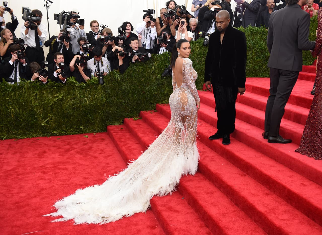 No podemos imaginar un momento más anhelado para Kim Kardashian que esta Gala del Metropolitan en donde de verdad se puede llevar a sus últimas consecuencias cualquier atrevimiento de moda. Con este traje de Roberto Cavalli parecía, más que recordar las finas líneas de Charles James, rendirle un directo homenaje a su ícono de estilo, JLo.