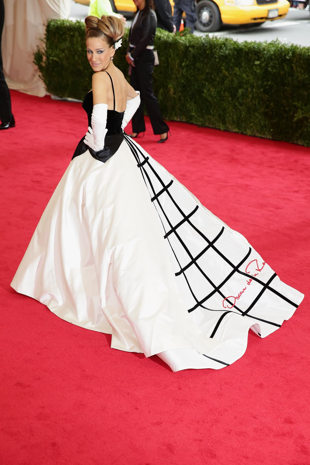 Sarah Jessica Parker no necesita ninguna Gala del Met para deslumbrar con sus apuestas de moda, sin embargo, en la alfombra roja de 2014, con su vestido blanco y negro de Oscar de la Renta nos recordó por qué es la mujer que muchas fashionistas desearían ser.