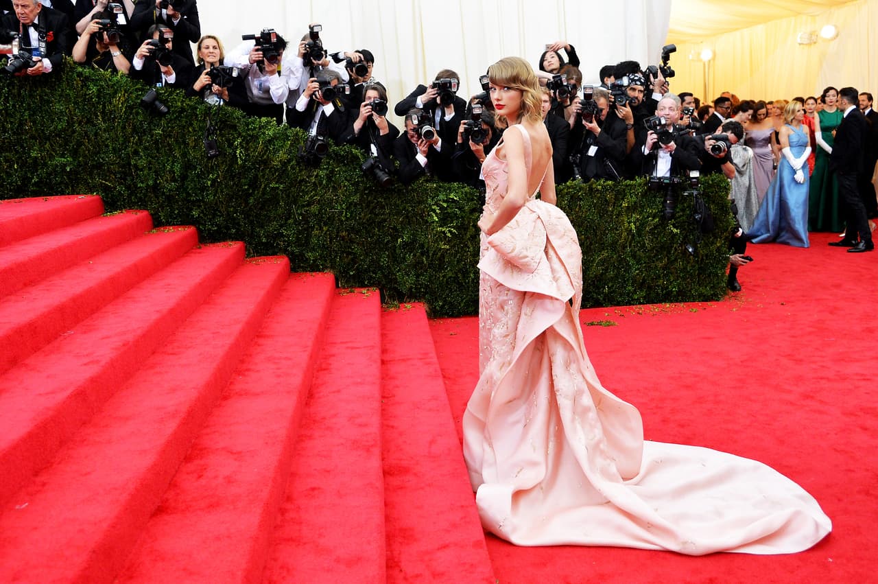 Si las colas y los grandes moños parecían cuestión de décadas pasadas como la de los 80, Taylor Swift hizo posible que la pompa y el color rosa se convirtiera en una verdadera declaración de estilo. Con su vestido de Oscar de la Renta asistió a la Gala del Metropolitan en 2014 en la que se homenajeaba al modisto americano Charles James.