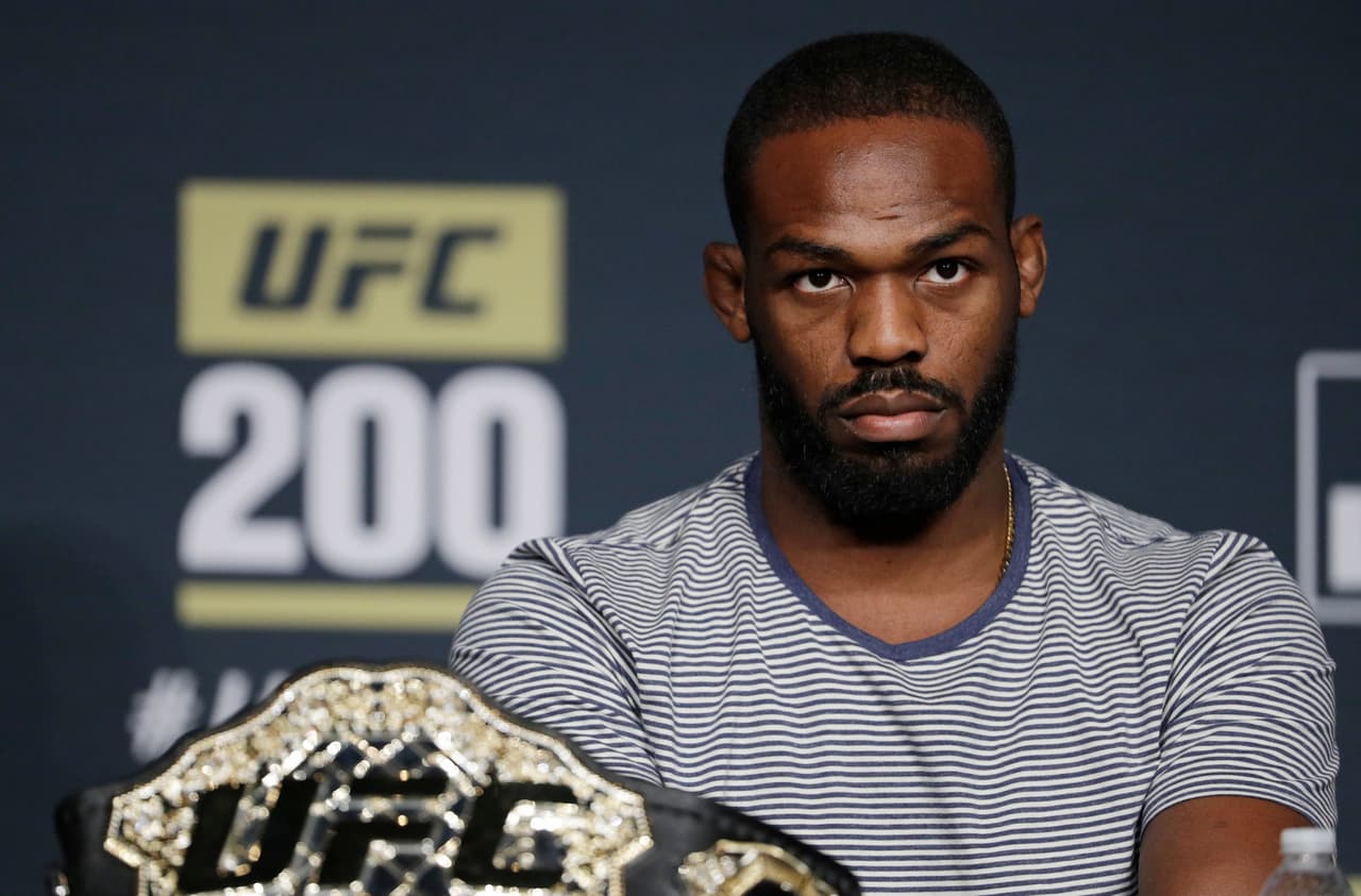 Jon Jones fue campeón en UFC pero su cinturón le fue retirado en abril de 2015 cuando causó un accidente de tráfico y huyó sin ayudar a las víctimas.