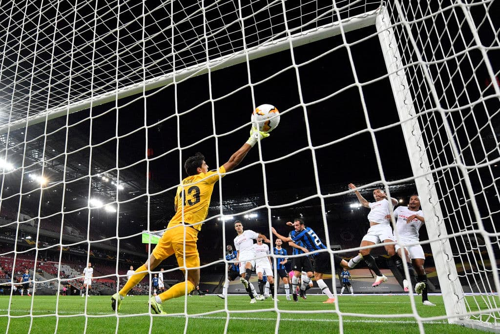 Diego Godín (35’) remató al palo izquierdo para colocar el balón en el ángulo superior.