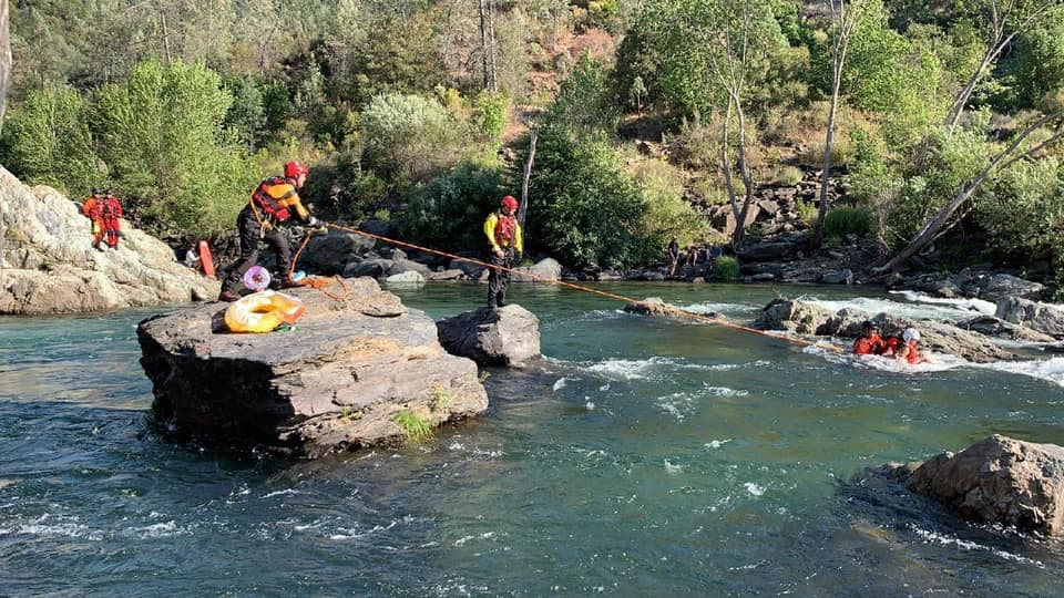 Rescatan a seis personas después de que subiera el nivel del agua del Río Americano