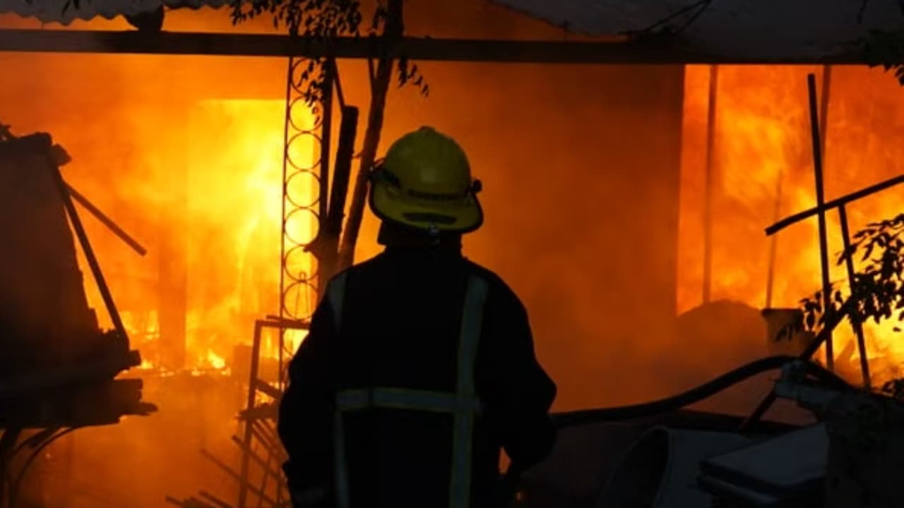 Muere niña de cinco años por incendio en una casa de en Kensington
