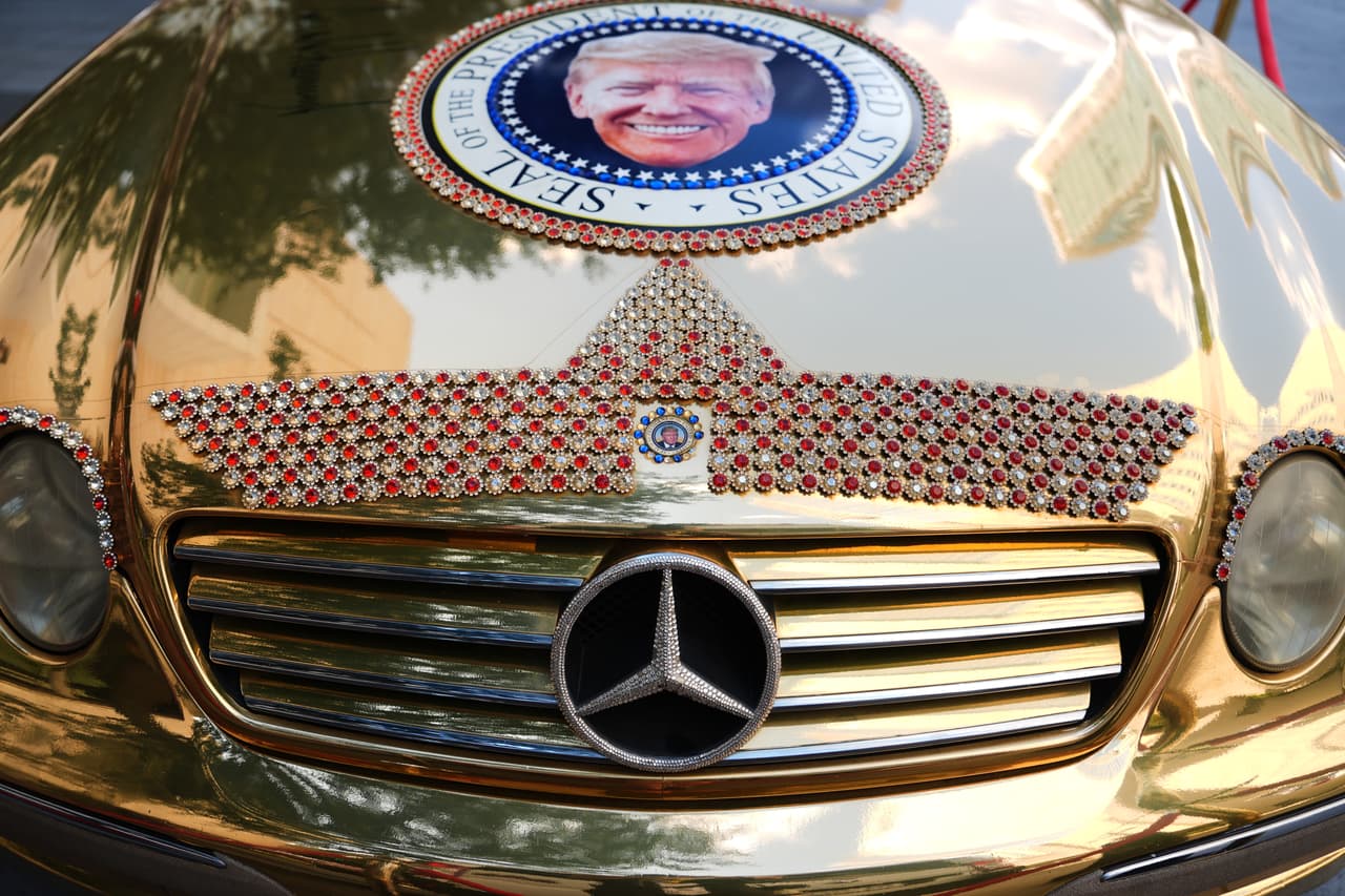 Un Mercedes decorado con imágenes del presidente Donald Trump se ve afuera antes de la convención republicana el martes 8 de septiembre de 2026 en Dallas.
<br>
