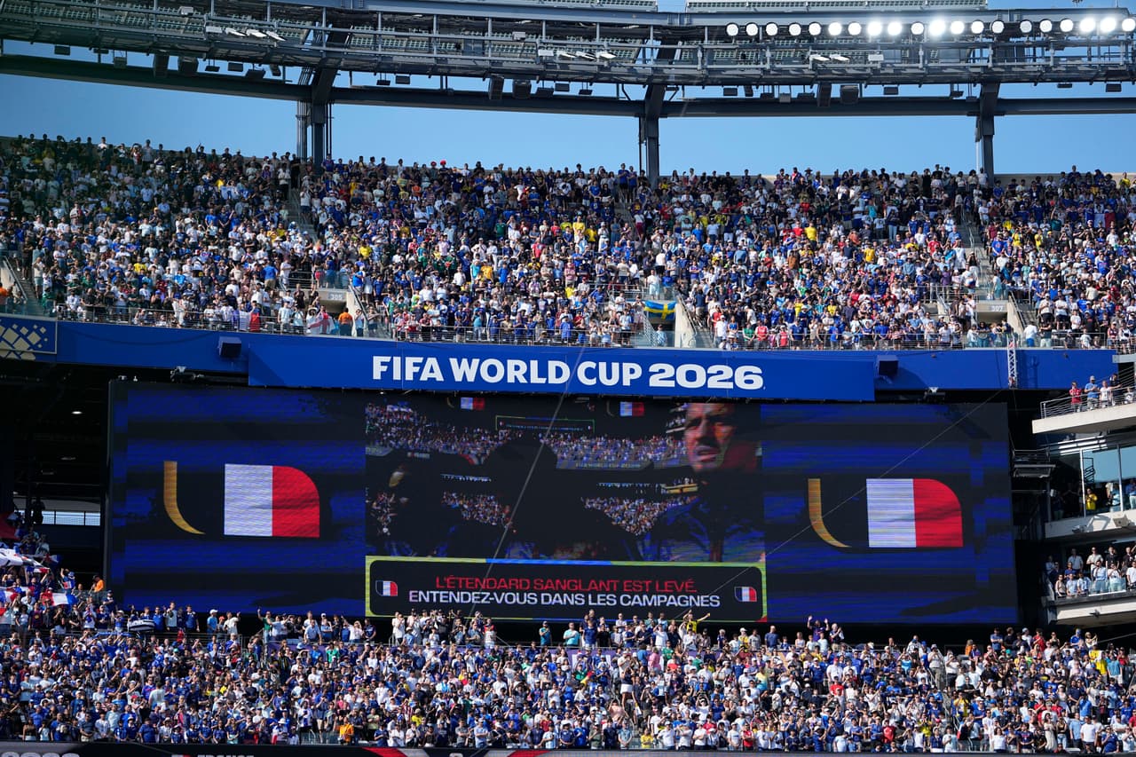 Aficionados de Francia permanecen de pie durante el himno nacional en el partido de la ronda de 32 del Mundial de fútbol entre Francia y Suecia en East Rutherford, Nueva Jersey, cerca de Nueva York, el martes 30 de junio de 2026.