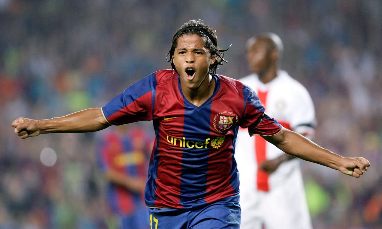 En la temporada 2007/08 ya estuvo como jugador en propiedad del Barcelona. Sumó cuatro gole sy siete asistencias en 37 partidos en los que participó.