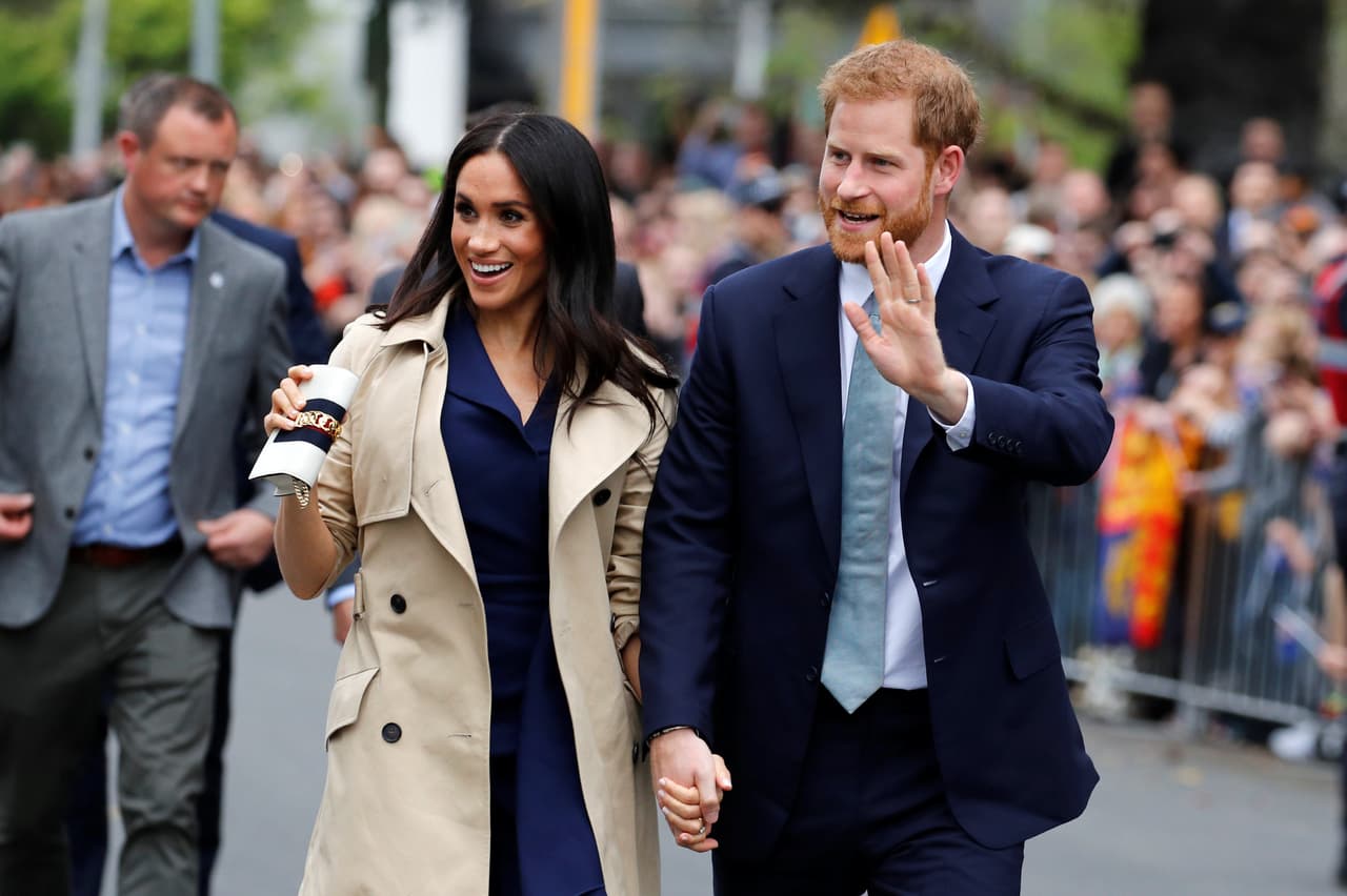 Aunque la duquesa de Sussex, Meghan Markle, no estuvo presente en la recepción ofrecida a los deportistas y sus familias, Harry
<b><a href="https://www.youtube.com/watch?v=BuBk1rIIxqI" target="_blank">incluyó un video</a></b> con el
<b><a href="https://www.univision.com/entretenimiento/realeza/ya-sabemos-donde-van-a-estar-meghan-y-harry-en-los-proximos-dias" target="_blank">mensaje que su esposa ofreció en los Invictus Games de Sydney</a></b> de 2018.