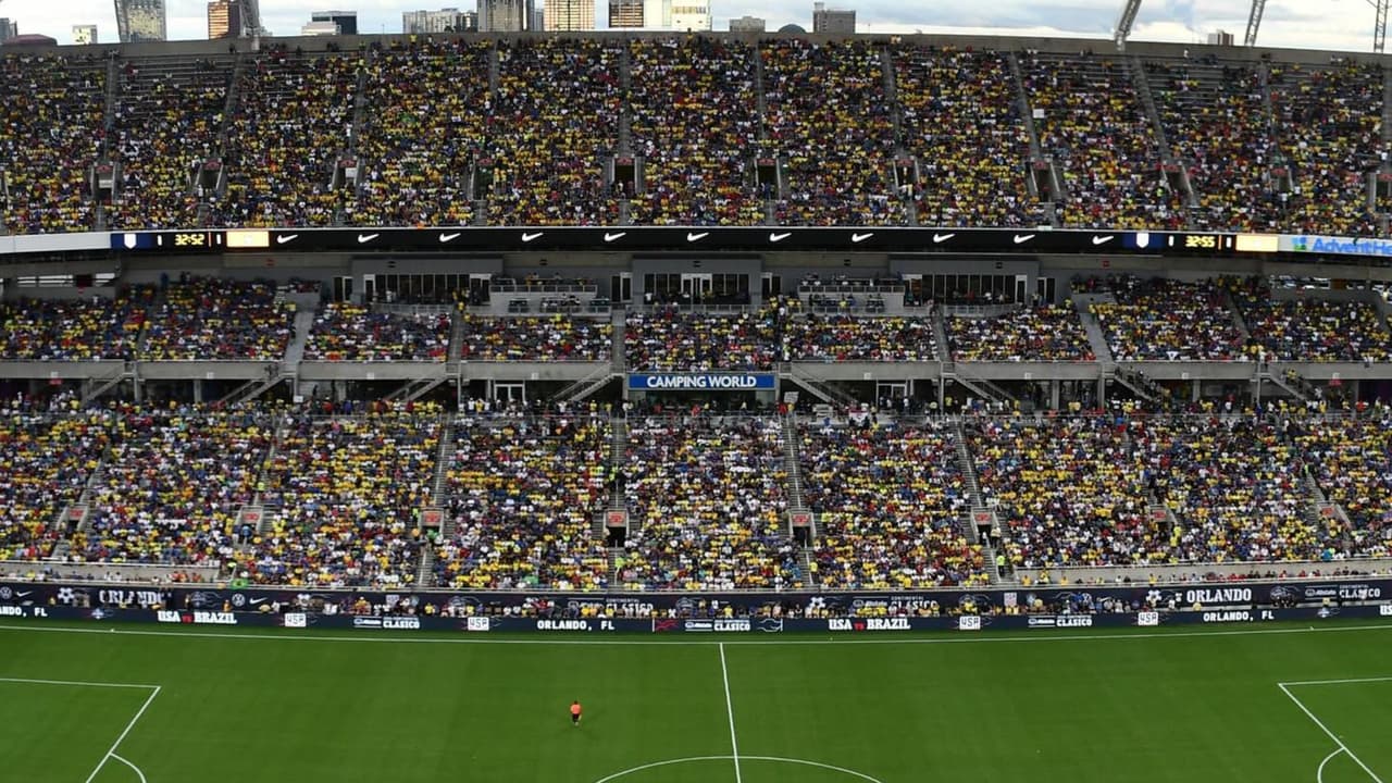 El Camping World Stadium, antes Orlando Citrus Bowl, renació en 2014 tras una reconstrucción de $207.7M.