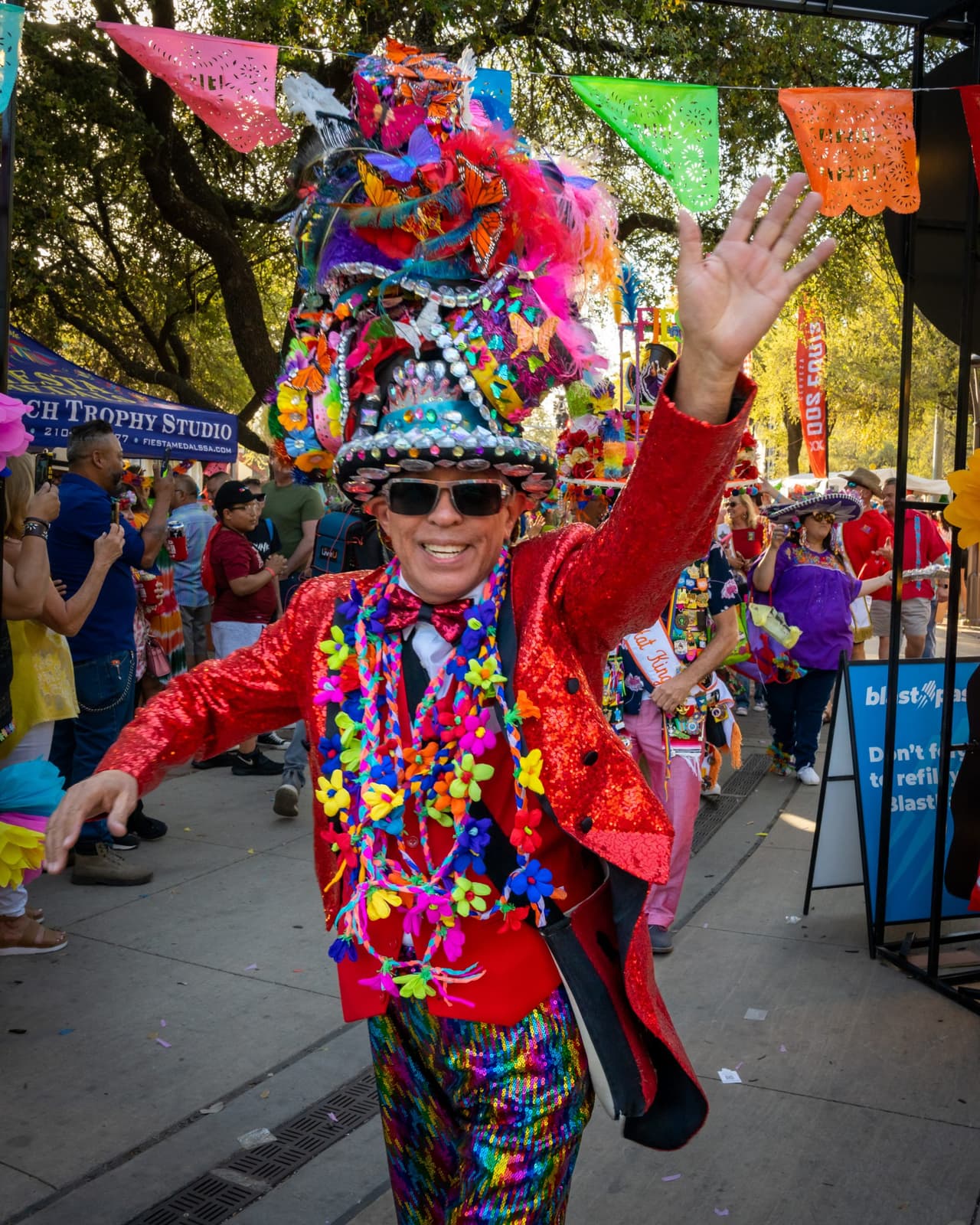 <h2 class="cms-H2-H2">FIESTA FIESTA by Toyota</h2>
<br>
<ul>
<li class="li1">Cuándo: 24 de abril</li>
</ul>
<ul>
<li class="li1">Hora: 16:00 - 22:00 horas</li>
</ul>
<ul>
<li class="li1">Dónde: Travis Park, E Travis Street</li>
</ul>
<ul>
<li class="li1">Qué es: El arranque de la celebración de la Fiesta, que se ha realizado desde 1891 para honrar la memoria de los héroes del Álamo y la Batalla de San Jacinto. Escenarios presentando diferentes artistas, completamente gratis y pet friendly.</li>
</ul>