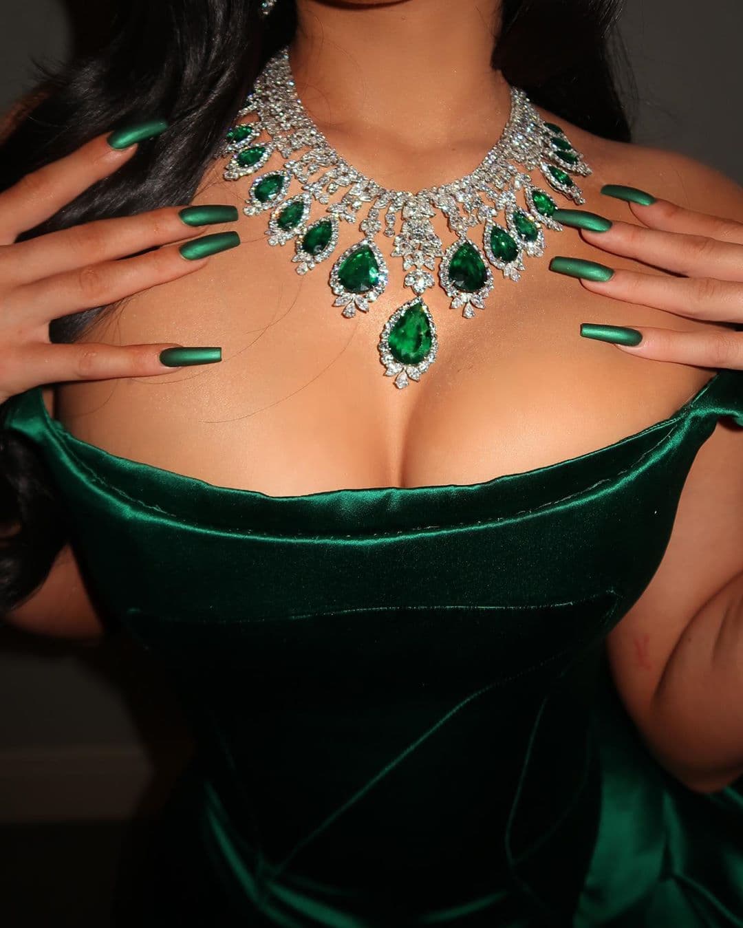 Además, la modelo de 22 años aprovechó para presumir el collar de esmeraldas que hizo juego con todo su atuendo.