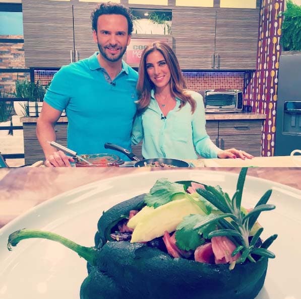 ¡Se nos hace agua la boca! Chiles poblanos rellenos de jamón y frijol del chef Oropeza.