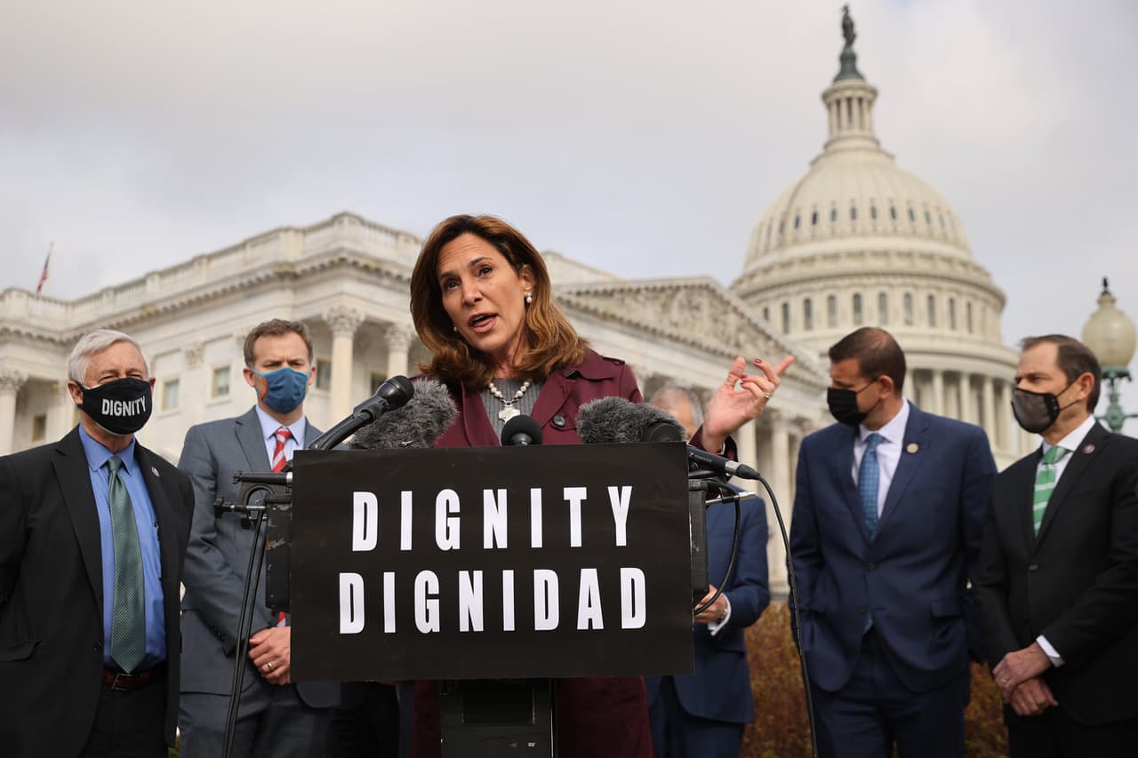 María Elvira Salazar presenta plan migratorio que daría permisos de trabajo a indocumentados