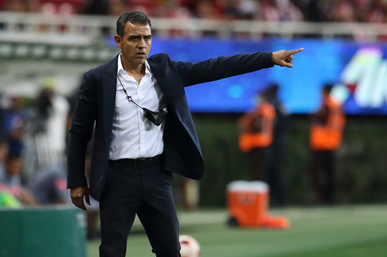 Cadena daba instrucciones a sus futbolistas.