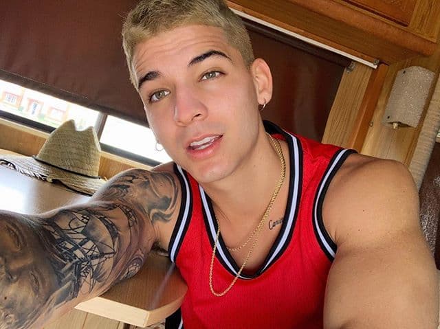 El famoso colombiano pasaba por el lugar en el momento en que unos criminales asaltaban a un ciudadano que los combatió a tiros.
<br>