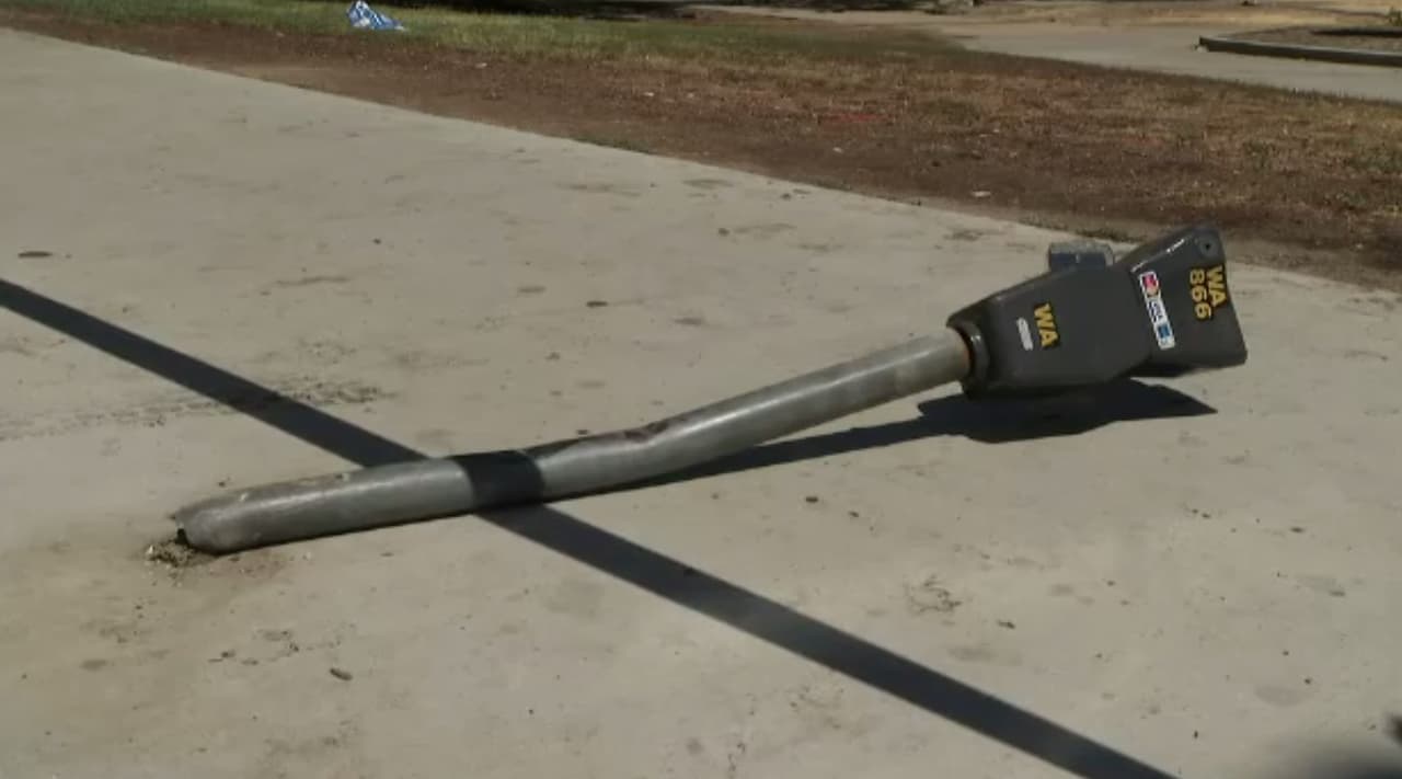 El coche aceleró bruscamente y en su huida derribó un parquímetro antes de entrar en el parque donde ocurrió el atropello.