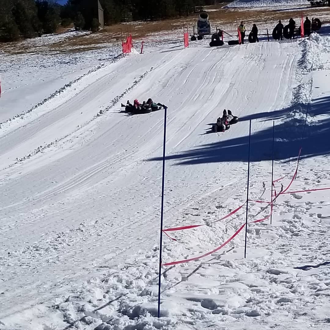 <b>Alpine Slide at Magic Mountain:</b>
<br>El área recreativa de Magic Mountain en Big Bear Lake, es conocido mundialmente por su famoso Alpine Slide y ofrece actividades familiares divertidas durante todo el año. El lugar continúa abierto con modificaciones y limitaciones durante la orden de quedarse en casa. Puedes visitar su
<a href="http://alpineslidebigbear.com/" target="_blank">página web</a> para mayor información.
<br>
<br>Dirección: 800 Wildrose Ln, Big Bear Lake, CA 92315 está localizado a dos horas y media de Los Ángeles.