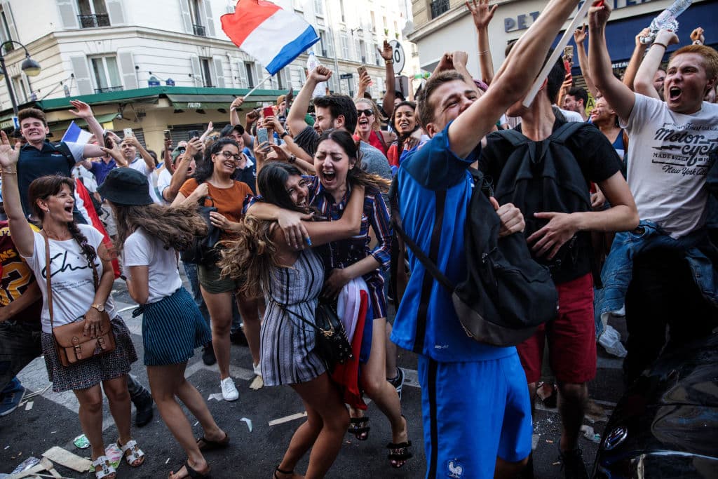 En las calles de París se vive la celebración de los fanáticos por la conquista del título mundial de fútbol por parte de la selección de Francia.
