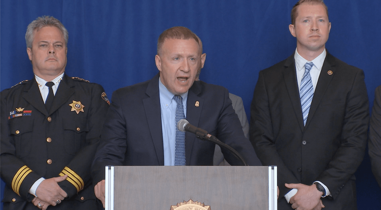 “Entrégate porque trabajaremos arduamente para traerte de regreso a los Estados Unidos para que enfrentes todo el peso de la justicia”, dijeron agentes del FBI en una conferencia de prensa el miércoles.