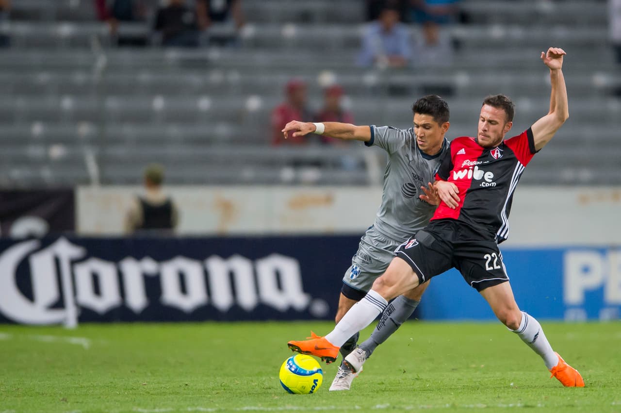 El duelo transcurrió en un tónica similar en la segunda mitad, pero con cierto mejoría de los Rojinegros, aunque con 10 hombres vio limitado su accionar.