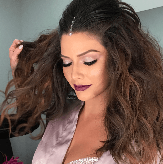 Esta vez su melena se vio muy alborotada... ella estaba lista para una gran noche.