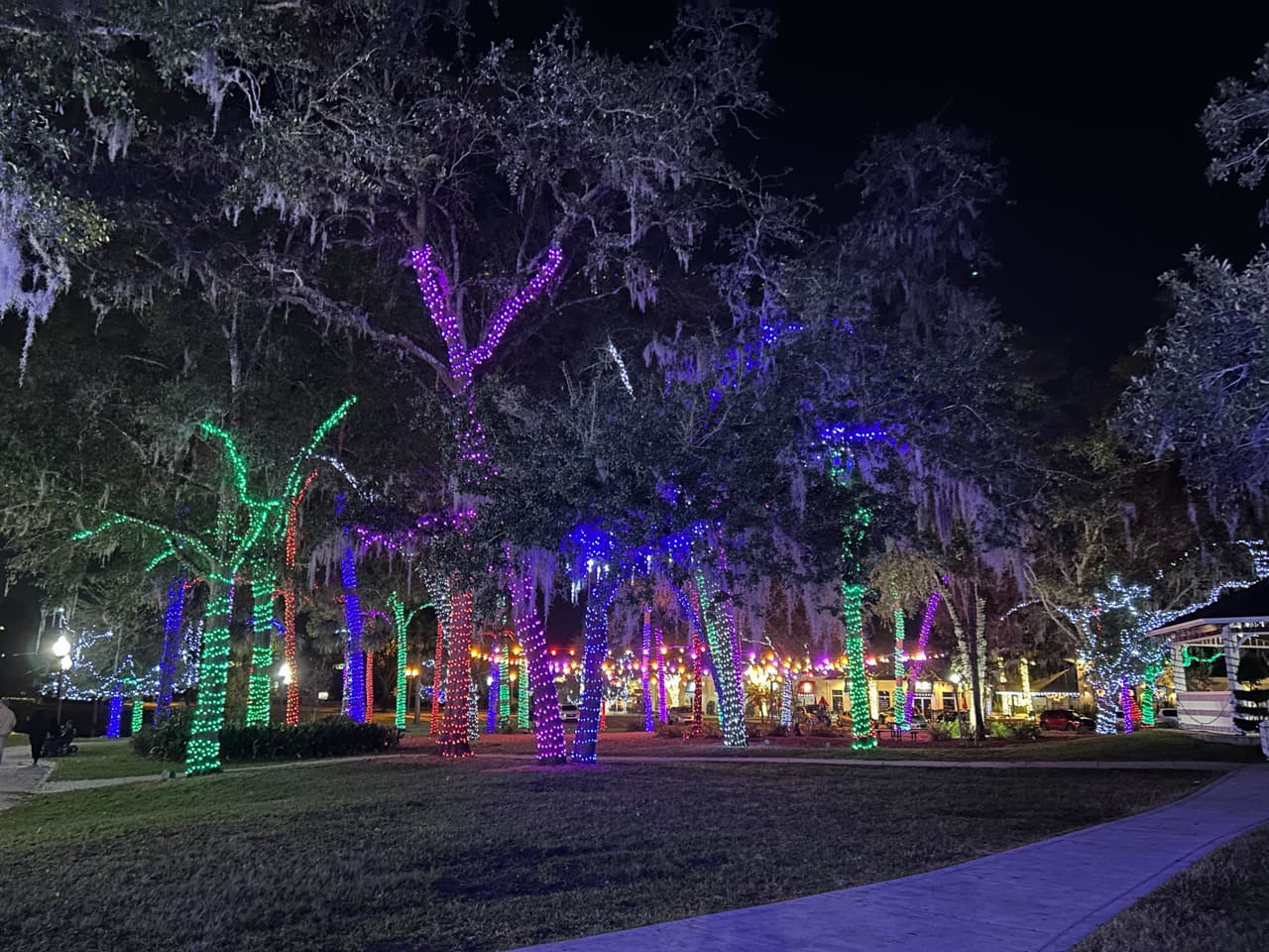 Durante ciertas horas, todas las luces de la plaza "danzan" al ritmo de canciones navideñas, resultando un espectáculo agradable para toda la familia.