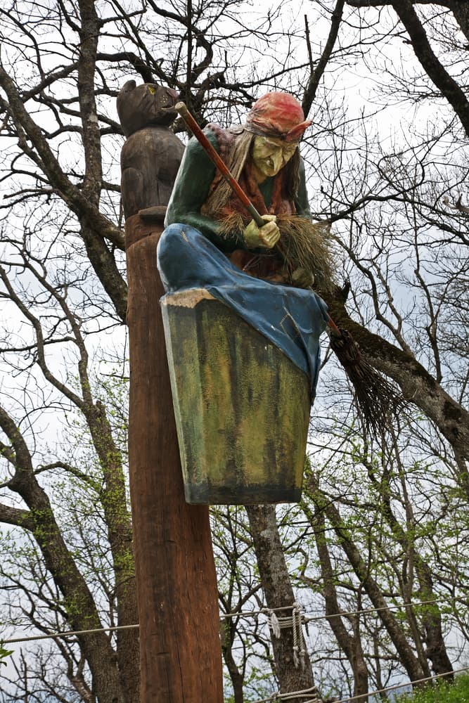 Entre sus hechizos, el cuento dice que Baba Yaga tiene las respuestas para cualquier pregunta o duda que tenga la gente, pero ella misma debe considerar si responde y ayuda a la persona (o la devora) porque además, cada cuestión que le hagan supuestamente la envejece un año, y por eso, es muy particular para ver quién merece su consejo y quién su castigo.